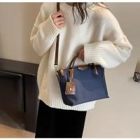 Bolsa de Tote de Tela Oxford Ligera y Duradera Diseño Minimalista en Azul Naval, Beige, Negro - details 0