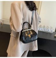 Elegante bolso cruzado negro para mujer, bolso de hombro retro chic con cierre dorado, perfecto para la moda de otoño e invierno - details 6