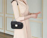 Bolso de Hombro Acolchado con Cadena Dorada Estilo Vintage Negro, Cierre Seguro, Forro de Poliéster, Accesorio Elegante, Construcción Duradera para Ocasiones Casuales y Formales - details 6