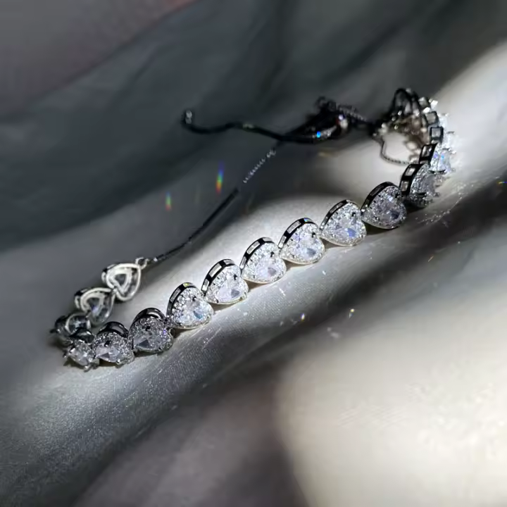Pulsera de Zirconia Dorada de 18K Diseño de Corazón Brillante Joyería Luminosante - 1