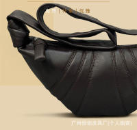 Croissant Design Lazy Dumpling Bolso cruzado genuino para mujer con cintura en el pecho - details 4