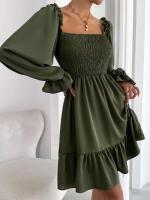 Vestido de mujer con mangas largas con volantes, cuello cuadrado, crepé paralelo, costura, cuerpo con volantes dobladillo - details 3