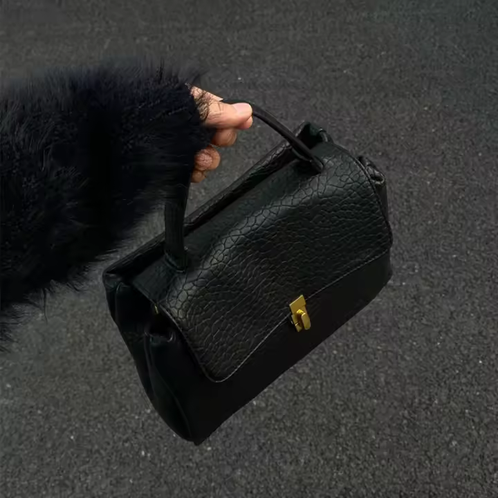 Bolso de mano de piel sintética negra de gran capacidad para mujer: elegante bolso de viaje de alta gama con opción cruzada, cierre de cierre de beso y detalles cosidos - 1