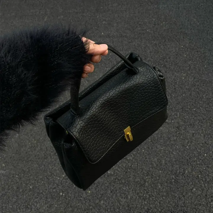 Bolso de mano de piel sintética negra de gran capacidad para mujer: elegante bolso de viaje de alta gama con opción cruzada, cierre de cierre de beso y detalles cosidos - 1