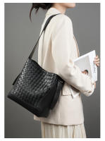 Bolso de hombro de cuero tejido a mano de gran capacidad a la moda bandolera bandolera bandolera para mujer - details 5