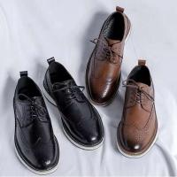 Zapatos Oxford con cinturón de cera marrón plano con estampado tallado en inglés - details 5