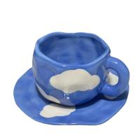 Rejilla pintada a mano con bajo esmalte, floretes de tulipán, cielo azul y nubes blancas, taza y platillo de café, taza y platillo de cerámica irregular exprimidos a mano - details 0