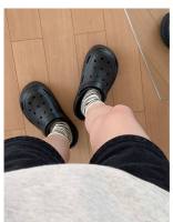 Los estudiantes usan la versión coreana de moda y creativa de los zapatos con agujeros, zapatillas geniales de cabeza de bolsa de paso de mierda de suela gruesa suave de EVA de verano para mujer - details 52