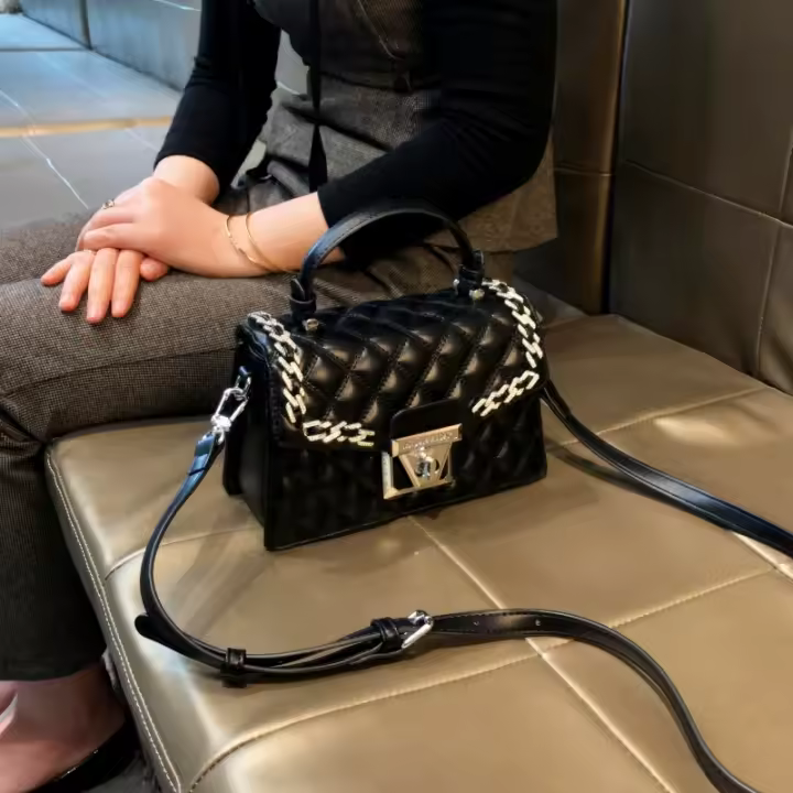 Bolso pequeño de diamante con personalidad de marca Hong Kong2025Nueva bolsa de hombro portátil de alto grado de este año - 1