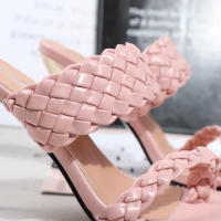 Tacones altos versátiles con punta cuadrada y tacón de aguja con tiras tejidas de una línea para pantuflas de gran tamaño. - details 18