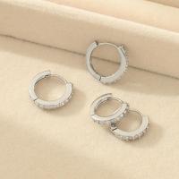 Pendientes de aro pequeños para mujer Pendientes de aro con circonitas chapados en oro Conjunto de aretes de aro Huggie - details 1