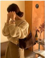 Bolso bandolera retro de gamuza para mujer de la colección europea - Bolso de hombro ajustable color café con cierre de cremallera, bolso minimalista para ir al trabajo, bolso bandolera informal, bolso de diseño europeo, acabado de textura suave - details 13