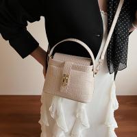 Bolso bandolera retro para mujer con cierre giratorio dorado, correa de hombro desmontable, color blanco sólido, pequeño bolso cuadrado tipo doctor para uso diario y entornos profesionales, accesorio informal, estilo vintage. - details 3