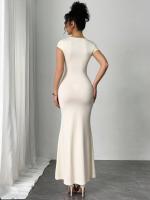 El vestido de cuello V de la mujer es delgado y largo - details 2