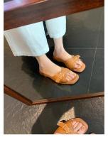 Sandalias de tacón bajo con hebilla de cinturón y punta abierta con cabeza cuadrada biselada retro pequeña para mujer en verano - details 10