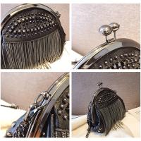 Bolso de mano con cierre de beso de moda de nicho, bolso de cadena de hombro con decoración de borlas novedosas y remaches para mujer - details 1