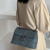 Bolso de hombro cuadrado pequeño y elegante para mujer - Bolso de PU acolchado estructurado con cierre magnético, correa de cadena de metal ajustable, disponible en azul/negro - Bolso de mano para el día a día y de noche para el trabajo, citas, fiestas - - details 8