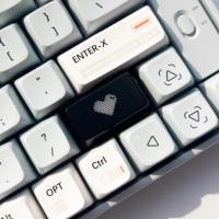 Echome Sombrero de Teclas en Forma de Corazón Transparente Teclado Mecánico de Desplazamiento Corto Personalizado Fresco ABS Accesorio de Juegos y Regalo - details 3