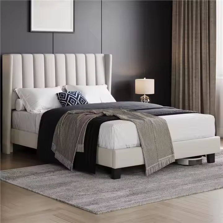 Cama tapizada con cabecera a rayas con alas de láminas de madera y metal, cama matrimonial color beige. - 1