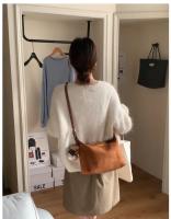 Bolso bandolera retro de gamuza para mujer de la colección europea - Bolso de hombro ajustable color café con cierre de cremallera, bolso minimalista para ir al trabajo, bolso bandolera informal, bolso de diseño europeo, acabado de textura suave - details 28