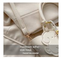 Bolso de mano elegante con forma de cubo cruzado inclinado, bolso de mano con colgante de cachorro para mujer, bolso de hombro de cuero de PU de alta gama con patrón de lichi, primavera y verano - details 5