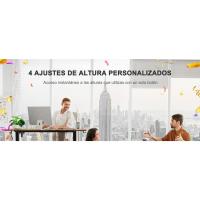 El texto dice «4 AJUSTES DE ALTURA PERSONALIZADOS». Configuración de oficina que muestra una demostración de ajuste de altura con el horizonte de la ciudad como fondo.