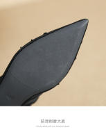 Zapato con punta puntiaguda, hebilla de perla, tacón bajo, hoja de loto arrugada, punta puntiaguda, suela plana. - details 7