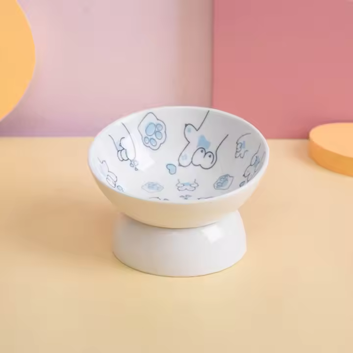 Cuenco de pie alto para mascotas con apertura oblicua, cuenco antideslizante de cerámica para mascotas, cuenco de agua de comida para gatos de dibujos animados duradero, protege las vértebras cervicales - 1