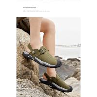 Verano dos usan zapatillas de playa, sandalias deportivas al aire libre y zapatos de montañismo. - details 22