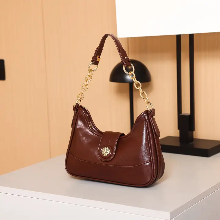 Nueva bolsa cuadrada pequeña de alta gama, portátil para viajeros versátiles de moda, con cadena para las axilas del hombro de las mujeres. - 1