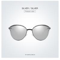 El conductor masculino conduce gafas de sol polarizadas metálicas para deslumbrar las gafas de sol - details 33