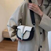 Elegante bolso de sillín bicolor para mujer - Colección elegante de primavera, lujo ligero, diseño de media luna con correa negra ajustable y cierre de cremallera, para llevar al hombro o cruzado, bolso - details 5