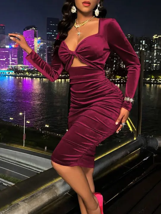 La elegante blusa de cuello V profundo de la mujer está hueca y delgada - 1