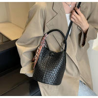 Bolso de mano de mujer nuevo de primavera y otoño de nicho de moda 2025, bolso de hombro versátil de moda, bolso de cubo tejido. - details 23