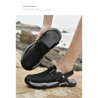 Verano dos usan zapatillas de playa, sandalias deportivas al aire libre y zapatos de montañismo. - details 27