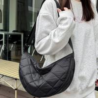 Bolso cruzado portátil a cuadros de Color sólido, correa ajustable acolchada, bolso de media luna, bolso de hombro de nailon acolchado que combina con todo, diario - details 15