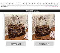 Bolso de hombro de gamuza Nuevo bolso de mano de gran capacidad para viajeros Bolso de moda para las axilas - details 3