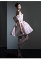 Vestido de noche de lujo ligero francés con un diseño elegante y elegante. Banquete estilo corto, fiesta de cumpleaños, un hombro rosa. - details 3