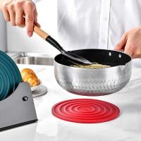 Posavasos multiusos de silicona de tres pies, tapetes circulares aislados, mesa de comedor flexible o tapetes para ollas calientes para uso en la cocina - details 10
