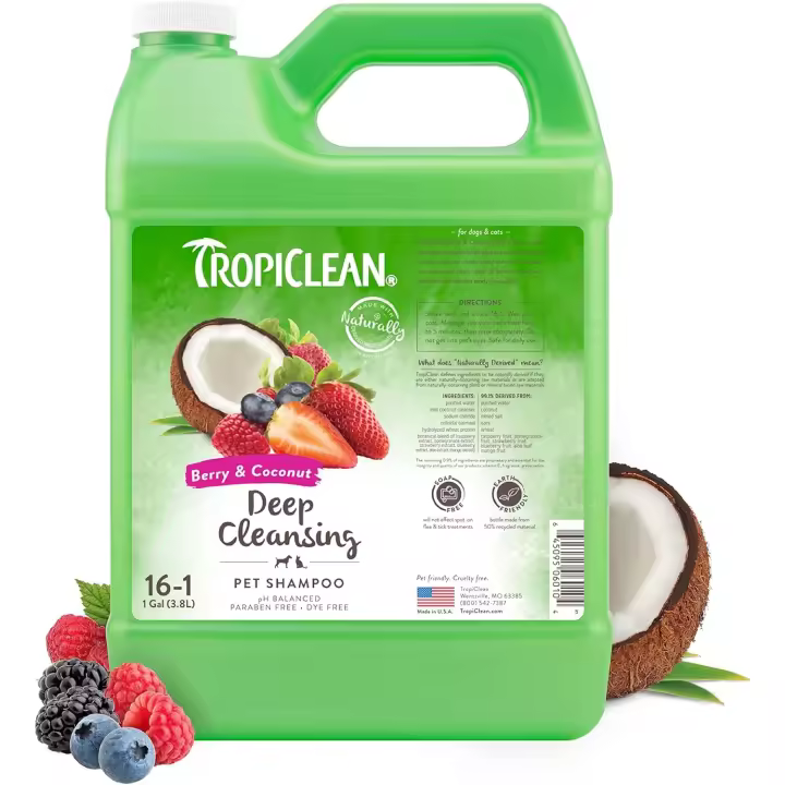 Tropiclean Champú para Mascotas - Limpieza Profunda - Limpia, Humecta, Acondiciona la Piel y el Mantillo I para Perros y Gatos I Sin Parabenos, Colorantes, Jabones - Frutos del Bosque y Coco, 3,78 L - 1