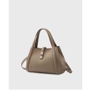 Bolso bandolera cruzado de piel de vaca con capa frontal y bolso de mano tipo cesta vegetal para mujer - details 21