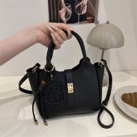 Bolso de mano elegante con forma de cubo cruzado inclinado, bolso de mano con colgante de cachorro para mujer, bolso de hombro de cuero de PU de alta gama con patrón de lichi, primavera y verano - details 26