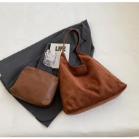 Bolso de gran capacidad para viaje informal retro para mujer, nuevo bolso de mano de gamuza para otoño e invierno, bolso de hombro versátil de nicho. - details 42