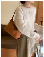 Bolso bandolera retro de gamuza para mujer de la colección europea - Bolso de hombro ajustable color café con cierre de cremallera, bolso minimalista para ir al trabajo, bolso bandolera informal, bolso de diseño europeo, acabado de textura suave - details 29