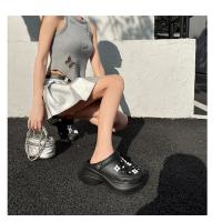 Zapatos con agujeros de suela gruesa, zapatos de cabeza de bolsa de desgaste exterior de suela blanda de EVA para mujer, zapatillas geniales - details 24