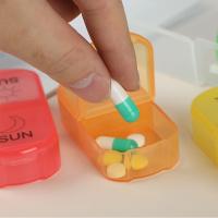 Organizador de pastillas de 7 días a prueba de humedad, pastillero semanal a prueba de polvo con 14 rejillas, dispensador de pastillas portátil de gran capacidad con marca semanal - details 5