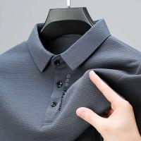 Polo de hombre de manga larga estilo gofre con letras informales en el cuello - details 2