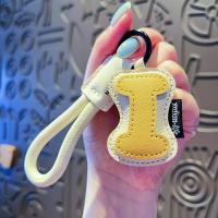 Llavero con 26 letras dulces, colgante para bolso, llavero de coche, llavero con alfabeto, adornos de cuero PU, colgante de letra de la suerte, regalo - details 9