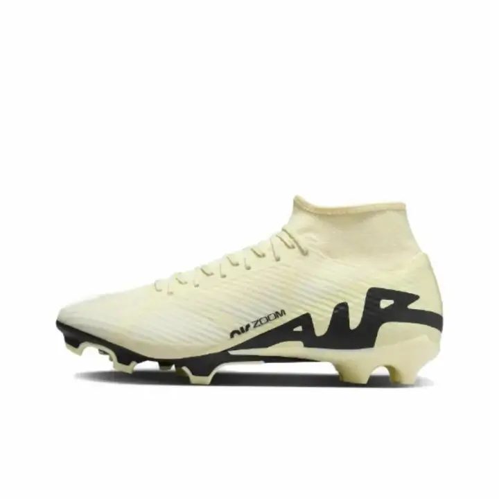 Los zapatos de fútbol de caña alta proporcionan absorción de impactos. - 1