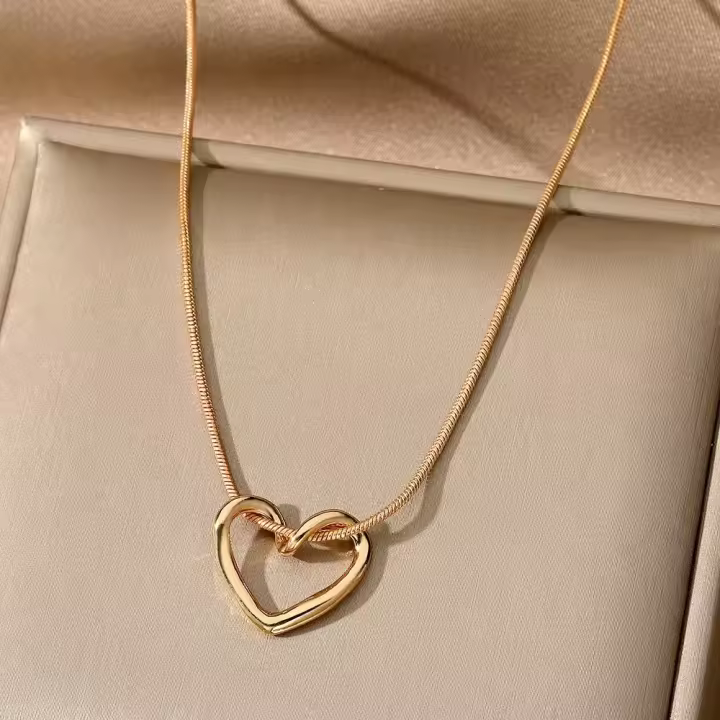 Collar de titanio con colgante de corazón de amor, diseño simple para mujer. - 1
